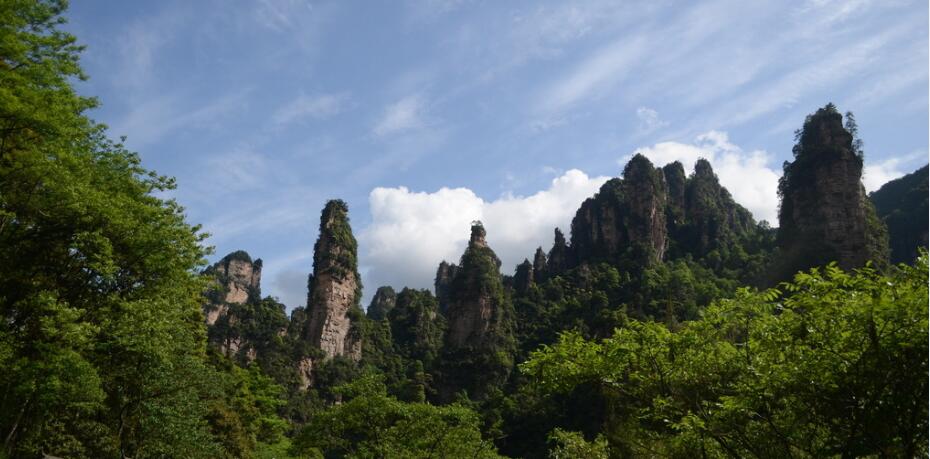 大连康辉国旅去张家界旅游-【漫享张家界】张家界国家森林公园、袁家界、杨家界、金鞭溪、张家界千古情、天门山（玻璃栈道）、大峡谷云天渡玻璃桥、芙蓉镇、凤凰古城、湘西苗寨豪华5日游